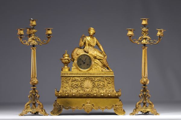 Pendule et candélabres en bronze doré à sujet Orientaliste, début XIXe siècle.