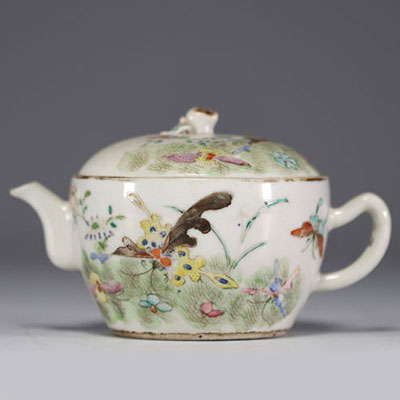 Chine - Théière en porcelaine polychrome à décor floral et de grues, marque sous la pièce.