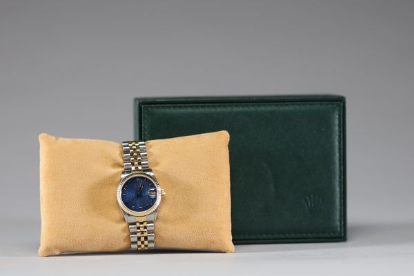 Rolex - Oyster Perpetual Datejust en acier et or jaune 18K, rare cadran bleu sérigraphié Rolex, 34 mm. Bracelet Rolex Jubilé en or jaune et acier, sur boucle déployante. Avec boîte Rolex