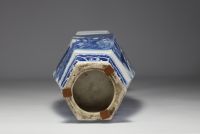 Chine - Grand vase hexagonal en porcelaine blanc bleu à décor de paysage montagneux.