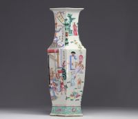 Imposant vase en porcelaine de la famille rose à décor de scènes de vie, XIXe siècle.