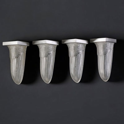 Suite of four Art Deco sconces in pressed moulded glass with stylised geometric decoration and nickel-plated metal, circa 1930.