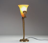 Edgar BRAND (1880-1960) dans le goût de - Lampe Cobra en bronze, tulipe en verre marmoréen.