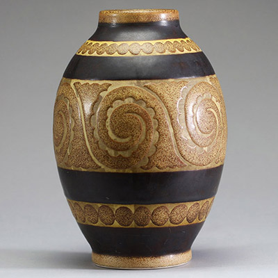 Charles CATTEAU (1880-1966) Grès Keramis - Vase en grès émaillé, décor D1364, forme 899, signature et cachet sous la pièce.