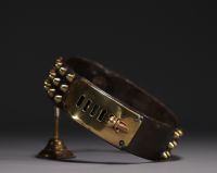 Rare collier de chien en cuir, clous et plaquette nominative en laiton, XIXème.