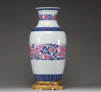 Chine - Vase en porcelaine famille rose à décor de dragons impériaux roses et frise bleu, monté en bronze doré, marque apocryphe Qianlong