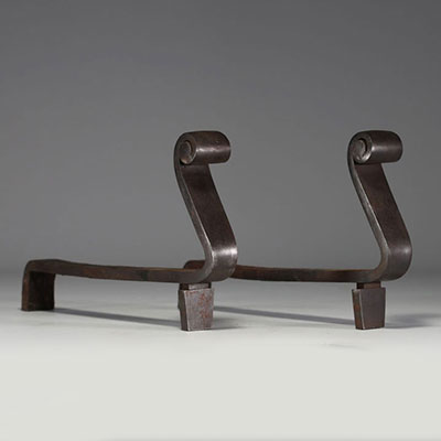 Raymond SUBES (1891-1970) attr. à - Pair of wrought iron andirons, circa 1930.