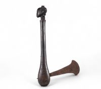 Herminette de prestige ornée d’une tête – Luba, RDC Herminette traditionnelle en bois et fer forgé, provenant du peuple Luba (République Démocratique du Congo). Le manche, finement sculpté, est orné d’une tête féminine stylisée