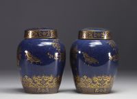 Paire de vases couverts en porcelaine bleu poudré, à décor de coqs et de fleurs à l'or, dynastie Qing, XIXe siècle.