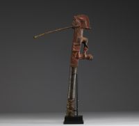 Afrique RDC - Herminette Mbala figurative en bois sculpté, lame divisée en deux boucles.