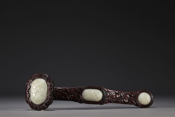 Chine - Grand sceptre Ruyi en bois de Zitan sculpté et Jade céladon à décor de chauve souris et de pêches.