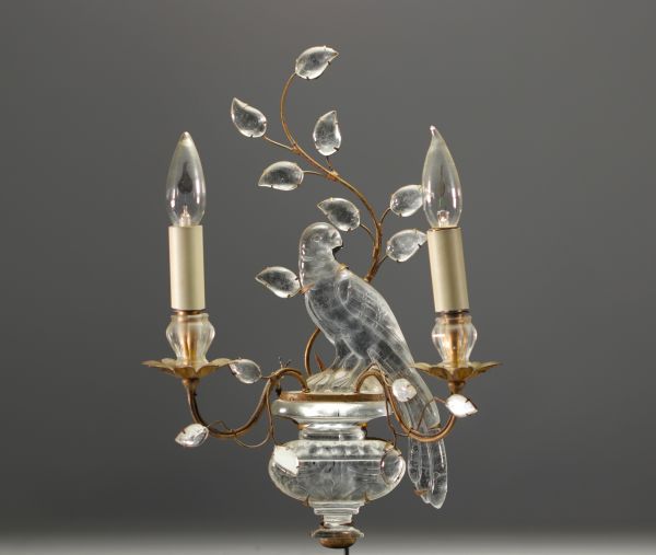 Maison BAGUÈS - Applique à deux bras de lumière en laiton et cristal à décor de perroquet.