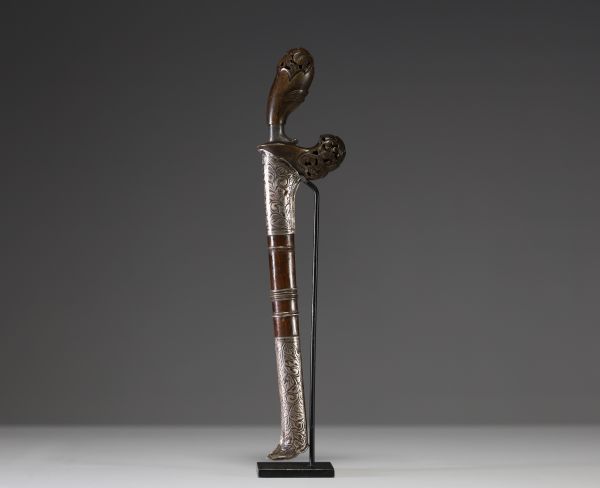 Malaysia - Kriss, horn handle, wooden and silver scabbard, hammered steel blade, 19th century.
