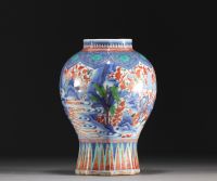Chine - Vase en porcelaine polychrome à décor de personnages et paysage, époque transition.
