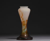 Émile GALLÉ (1846-1904) Vase en verre multicouche dégagé à l'acide à décor de nénuphar et de fleurs aquatiques, signé sur la base.