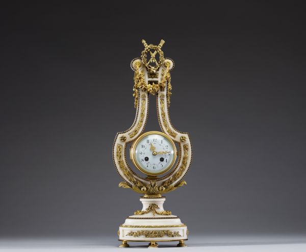 Pendule en forme de lyre, style néoclassique, en bronze doré et marbre blanc, Louis XVI.
