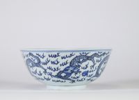 Bol en porcelaine bleu et blanc à décor de dragons poursuivant la perle sacrée, Chine, marque Kangxi