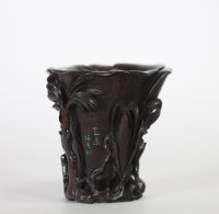 Chine, coupe libatoire en bois sculpté à décor de fleurs de lotus en relief, signée Chen Yun et datée乙未 (probablement 1895, fin dynastie Qing).