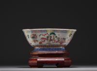 Chine - Bol quadrangulaire en porcelaine polychrome famille rose, socle en bois.