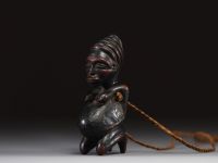 Afrique - Gabon - Amulette Lumbo en bois sculpté représentant une maternité, collier en raphia, première moitié XXème.
