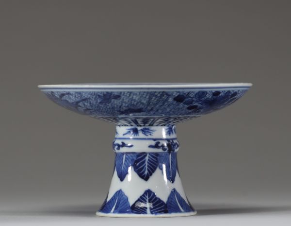 Chine – Tazza en porcelaine bleu blanc à décor de dragon, marque apocryphe