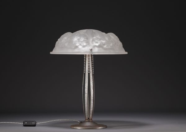 MULLER frères Lunéville - Lampe Art Déco, coupole en verre sablé à décor de fruits, pied à décor de perles.