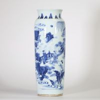 Chine, époque Transition, grand vase en porcelaine bleu et blanc à décor continu de dignitaires, serviteurs et lettrés dans un paysage de montagnes et de rivières animé de pavillons et de pins.