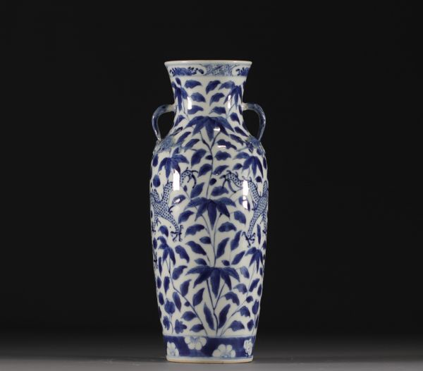 Chine - Vase en porcelaine bleu blanc à décor de dragons, époque Qing.