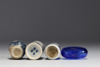 Chine - Ensemble de quatre tabatières, trois en porcelaine blanc bleu et une en verre de Pékin.