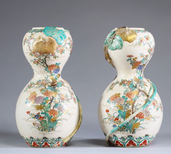 Japon - Paire de vases en porcelaine à décor en relief de feuilles et d'escargots, motif floral émaillé, marque en creux sous la base.
