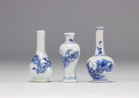 Lot de trois vases miniatures de différentes formes en blanc et bleu d'époque Kangxi (1661-1722)