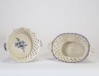 Deux corbeilles en faïence émaillée blanche à décor bleu de type 