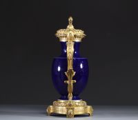 Vase en porcelaine de Sèvres bleu nouveau et bronze doré de style Louis XV.
