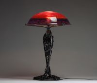 DAUM Nancy - Lampe de table Art Nouveau à piétement en fer forgé, dôme en verre à coloration intercalaire, signée Daum Nancy. 