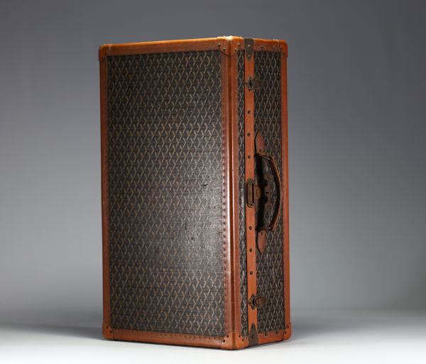 GOYARD Ainé Paris - Superbe malle cabine des années 1920 recouverte de la toile goyardine et protégée par des bordures lozine.