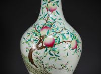 Chine - Imposant vase en porcelaine de la famille rose au décor des neuf pêches, dynastie Qing. (100cm de haut)