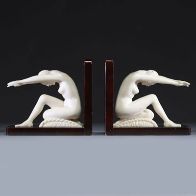 Serre-livres Art Déco représentant deux nus féminins en marbre et onyx, vers 1930.