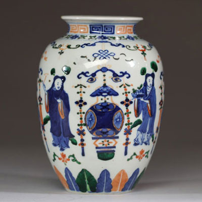 Chine - Vase en porcelaine Wucai à décor de personnages, début XXème.