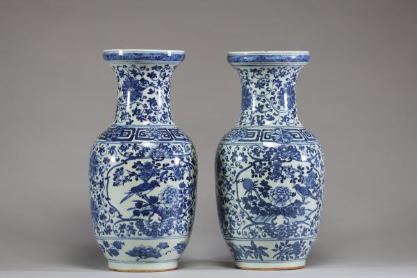 Chine - Paire de vases en porcelaine blanc bleu à décor floral, d'oiseaux et de papillons, Qianlong, XVIIIème.