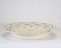 Rare et décoratif égouttoir en faïence fine émaillée blanche à décor bleu de type 