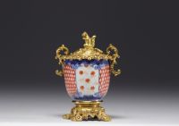 Tirelire en porcelaine de chine avec monture en bronze doré surmonté d'un écureuil du XVIIIe siècle