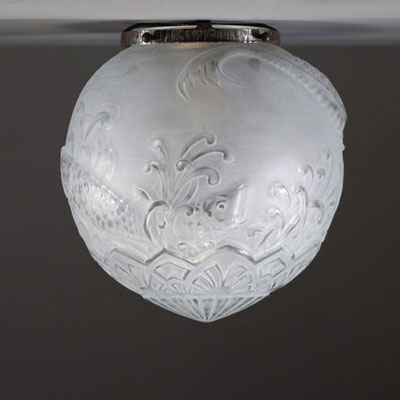 Le Lorrain - Globe de plafonnier en verre moulé et sablé à décor de poissons.