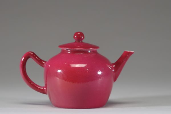 Théière en porcelaine de Chine à couverte framboise (“méiguī hóng”), marque au revers
