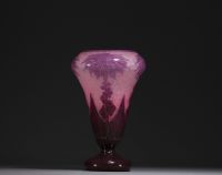 Le Verre Français - Vase en verre multicouche dégagé à l'acide à décor de dahlias, signé sur la base.
