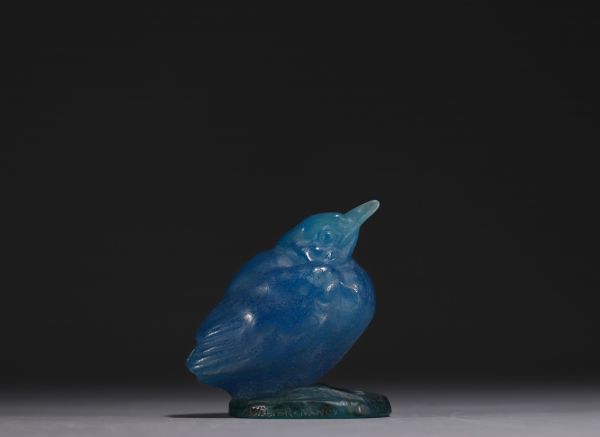 Amalric WALTER (1870-1959) Oiseau en pate de verre bleue, signé sur le bord de la base.