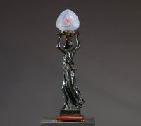 Georges DE KERVEGUEN (?-1897) Lampe Art Nouveau, corps figuratif en bronze à deux patines représentant une femme drapée soutenant un nid de serpent, signée.