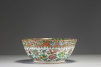 Chine - Grand bol en porcelaine polychrome de Canton à décor de fleurs et d'oiseaux.