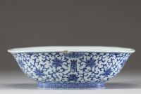 Chine – Coupe en porcelaine bleu blanc à décor de fleurs et chauves-souris, marque Qianlong