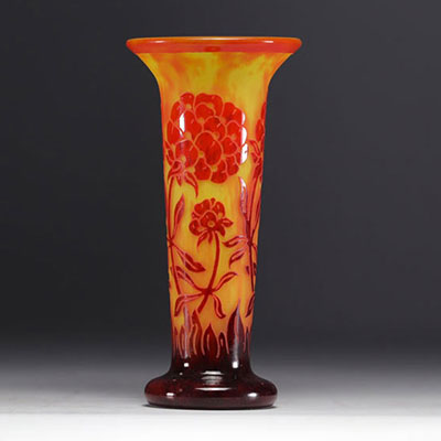 Le Verre Français - Vase au décor de Pivoines.