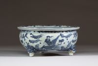 Chine - Brûle parfum en porcelaine blanc bleu à décor d'immortels, époque Ming.